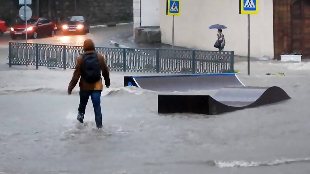 Севастополь затопило из-за сильного ливня (видео)