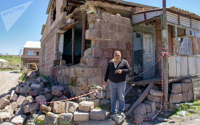 Больше месяца на улице: что власти обещают хозяевам рухнувшего дома в армянском селе