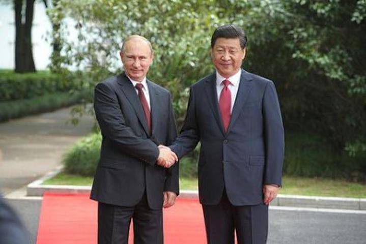 Охранники Владимира Путина спасли Си Цзиньпина от падения