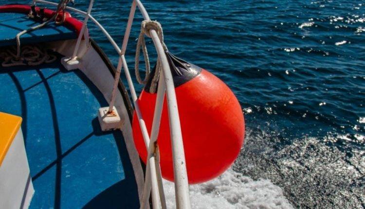 В акватории Владивостока затонул катер с людьми