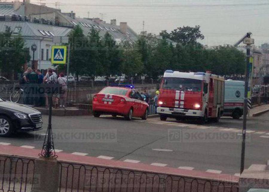 В Петербурге люди упали с въехавшего в опору моста катера