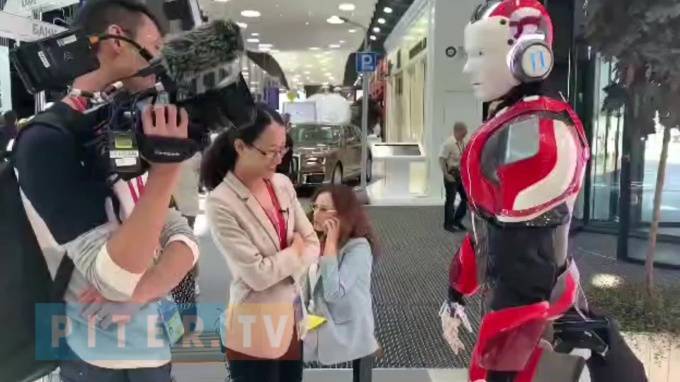 На ПМЭФ&nbsp;китайская съёмочная группа не нашла общий язык&nbsp;с русским роботом