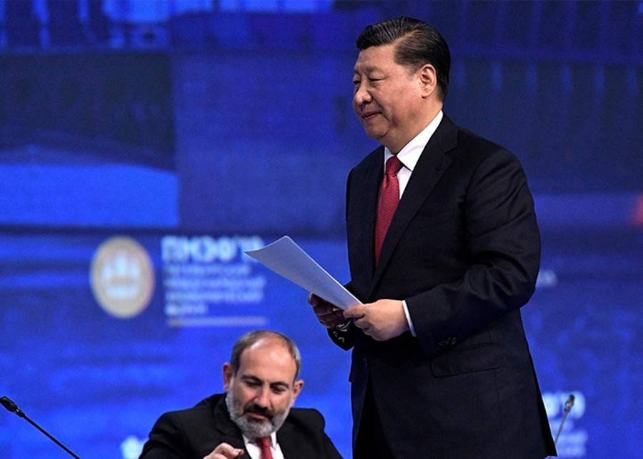 Си Цзиньпин едва не упал со сцены на ПМЭФ-2019