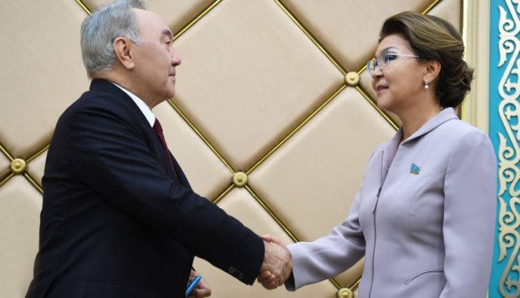 Нурсултан Назарбаев получил знак почетного сенатора Казахстана