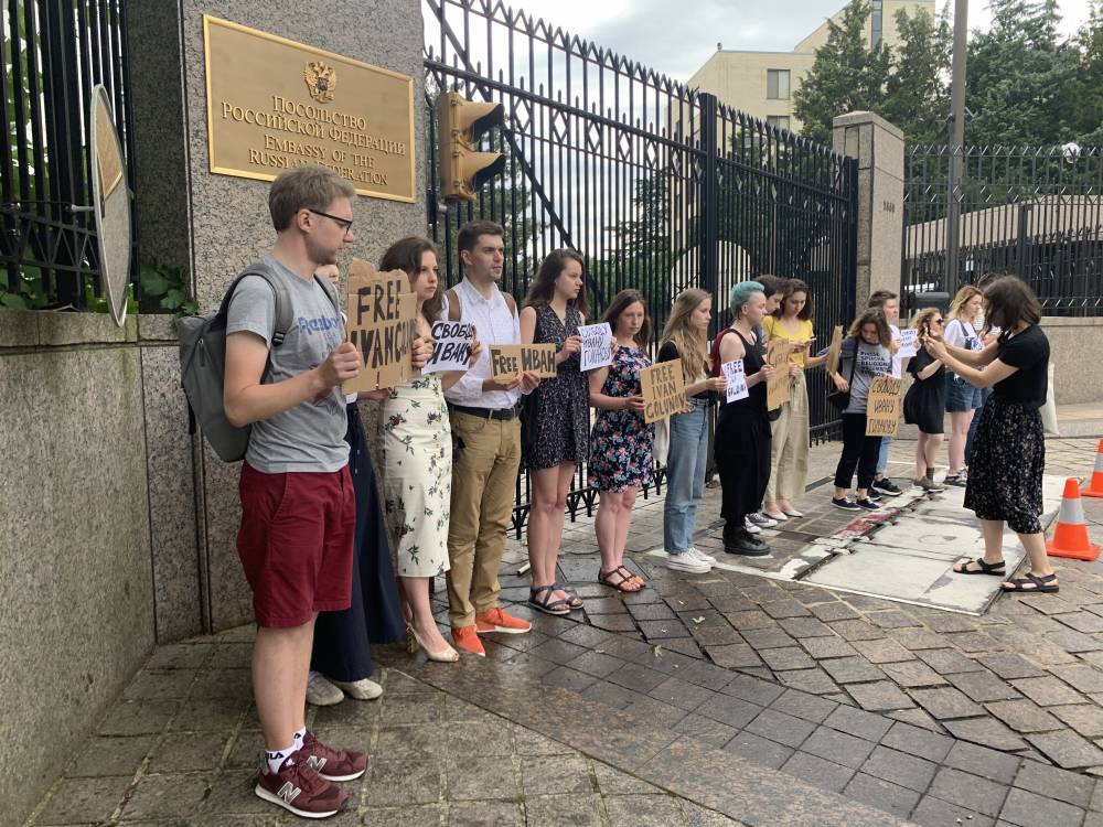 Российские журналисты вышли к посольству РФ в Вашингтоне с требованием освободить Голунова