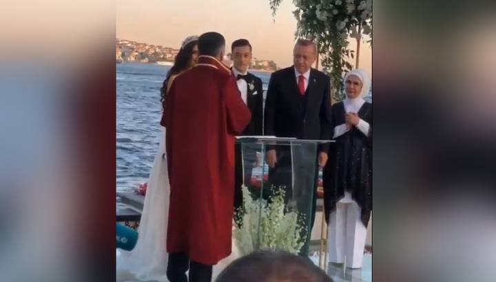 Эрдоган выступил свидетелем на свадьбе полузащитника "Арсенала"