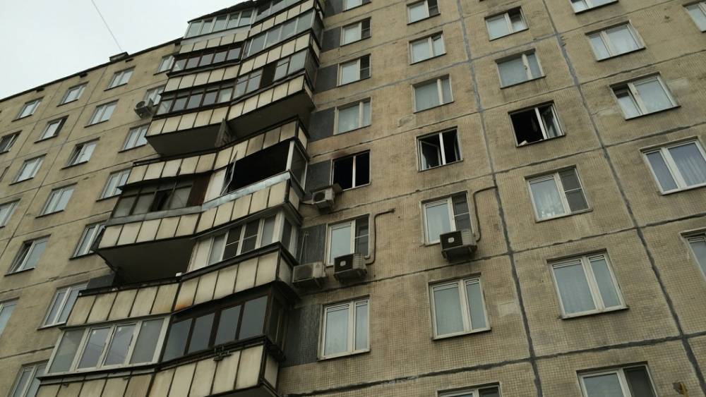 Пятилетний ребенок в Петербурге бросал из окна вещи, чтобы избавиться от жуткого соседства