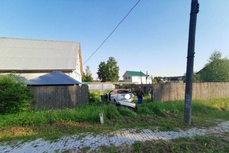 В Тверской области водитель иномарки врезался в столб и протаранил забор частного дома