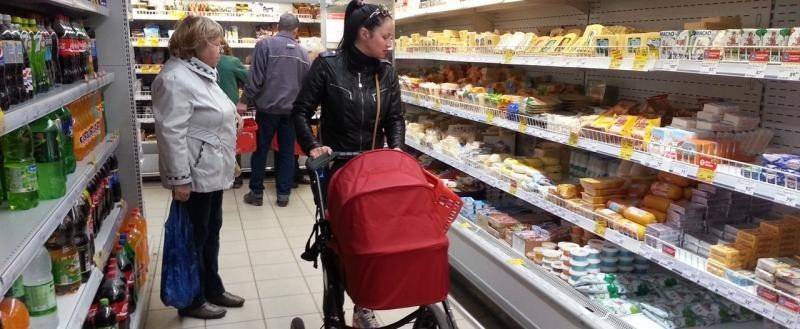 Магазины начнут продавать россиянам еду в долг