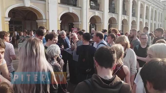 В Петербурге&nbsp;начались одиночные пикеты в поддержку журналиста Голунова