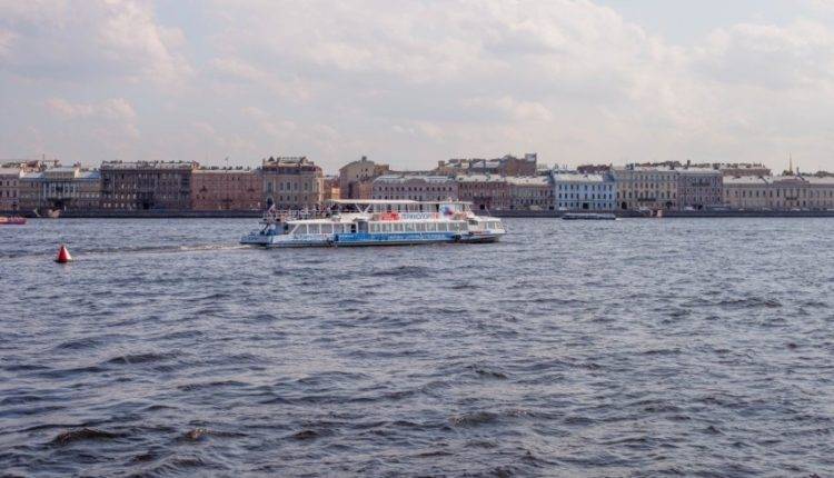 В Санкт-Петербурге прогулочный катер врезался в опору моста