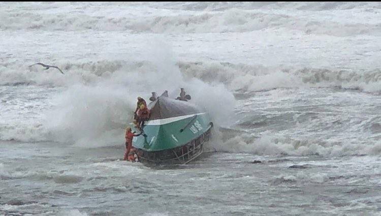 У берегов Франции перевернулось спасательное судно, погибли три человека
