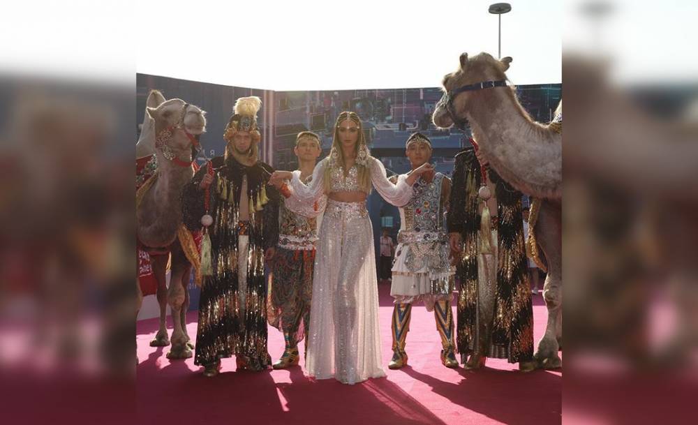 Ольга Бузова появилась на музыкальной премии на верблюде