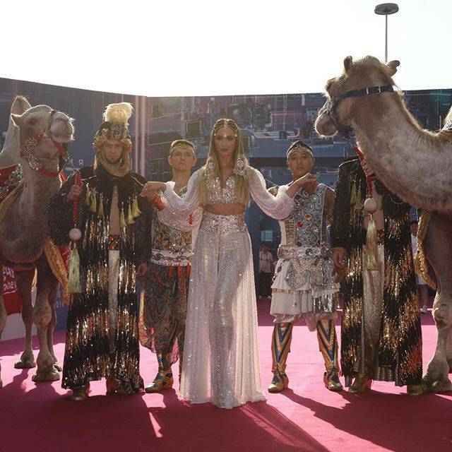 Бузова прибыла на церемонию вручения премии Муз-ТВ на верблюдах