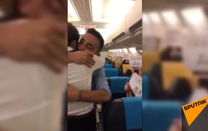 Летать от счастья, но буквально: армянин сделал предложение на борту самолета - видео