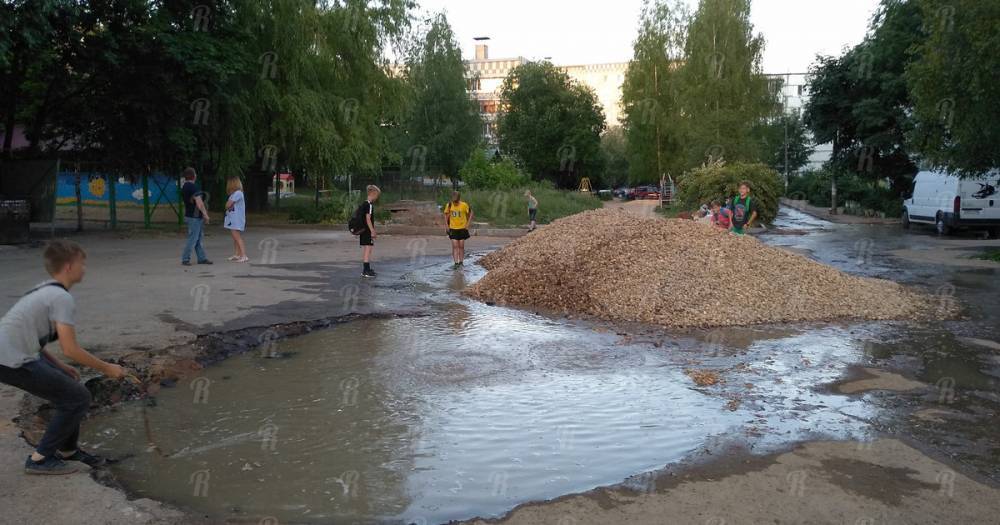 На Киселевке коммунальщики устроили импровизированный бассейн
