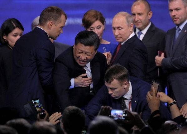 Охранник Путина спас Си Цзиньпина от падения со сцены на ПМЭФ