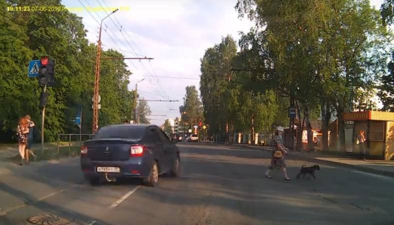 На красный, по встречке: иномарка чуть не сбила людей в Петрозаводске