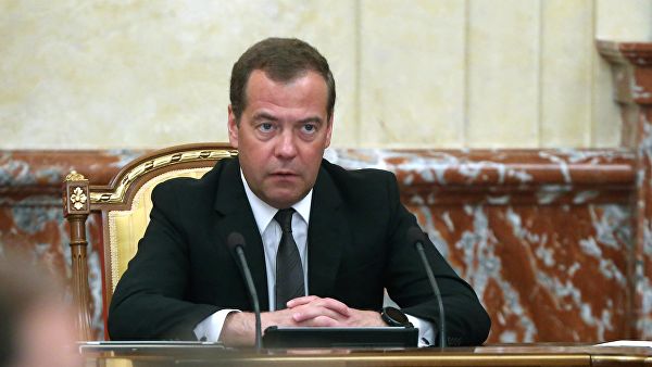 Медведев поздравил соцработников с профессиональным праздником