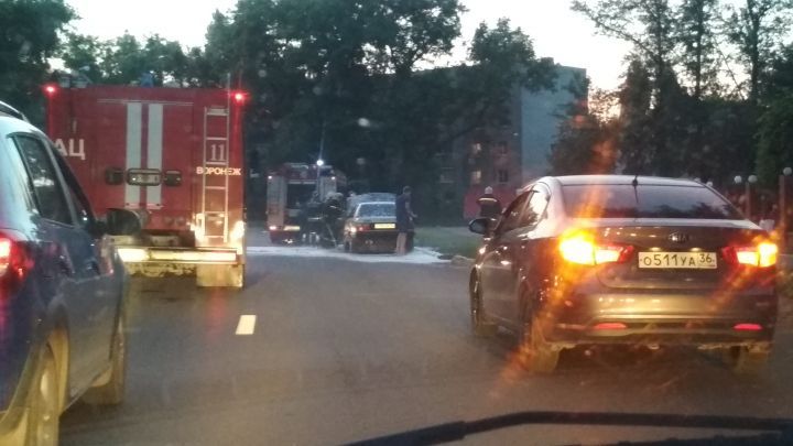 В Воронеже на улице сгорел автомобиль Ауди