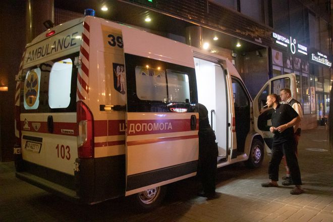 В Киеве прямо на станции метро ударили ножом любителя музыки