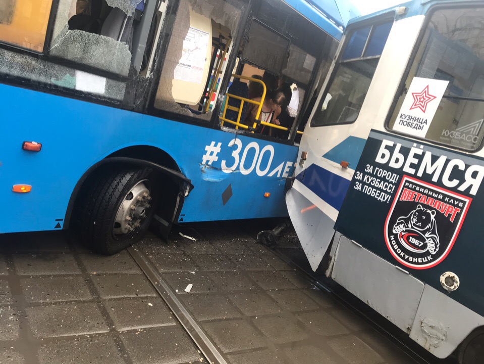 Момент столкновения трамвая с новым автобусом в Новокузнецке попал на видео