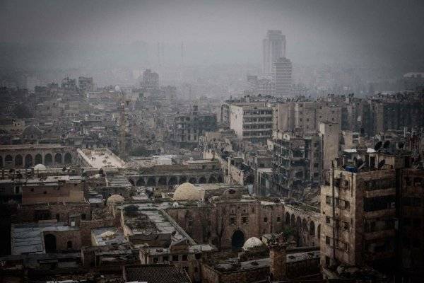 Российские военные доставили гумпомощь жителям сирийского района Хальвания в Алеппо