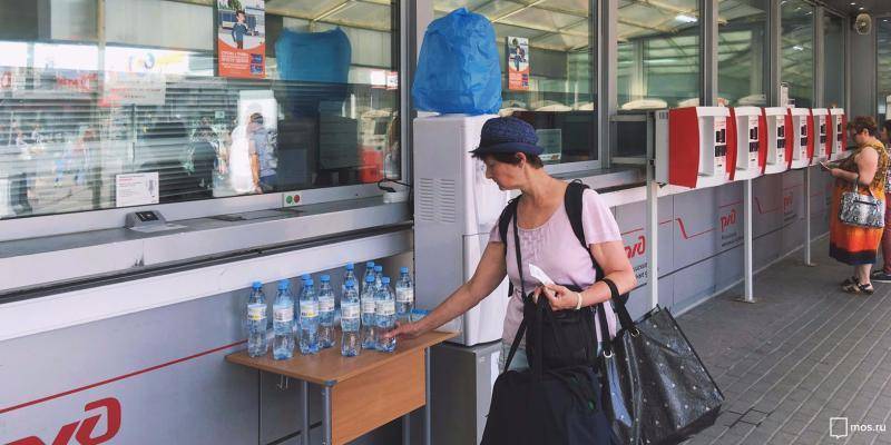 Пассажирам начали раздавать воду на 10 станциях МЦК из-за жары