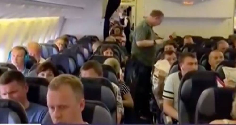 В Пулкове пассажиров держали в самолете в 40-градусную жару