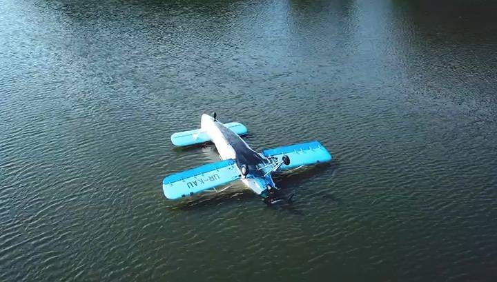 На видео сняли украинский самолет, вынужденно приземлившийся в озеро