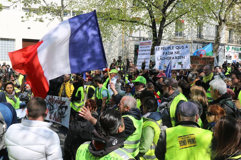 Полиция применила водометы и слезоточивый газ против "желтых жилетов" во Франции