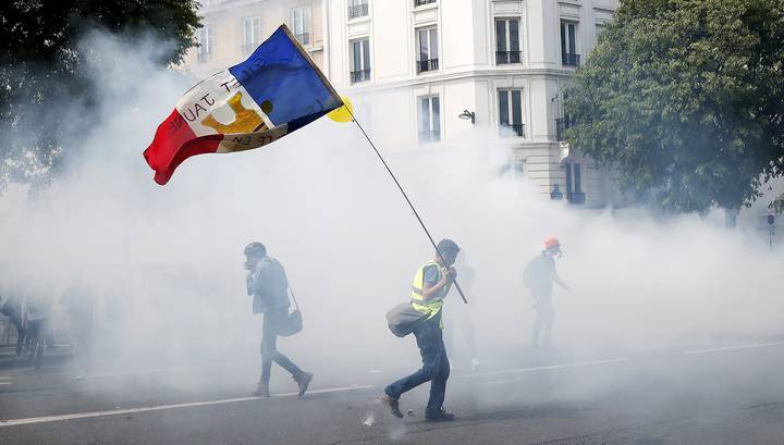 Французская полиция применила против "жилетов" водометы и газ