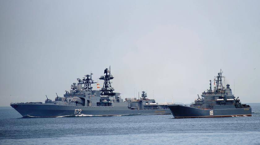Российские моряки покорили Запад безразличием к приближающемуся крейсеру США