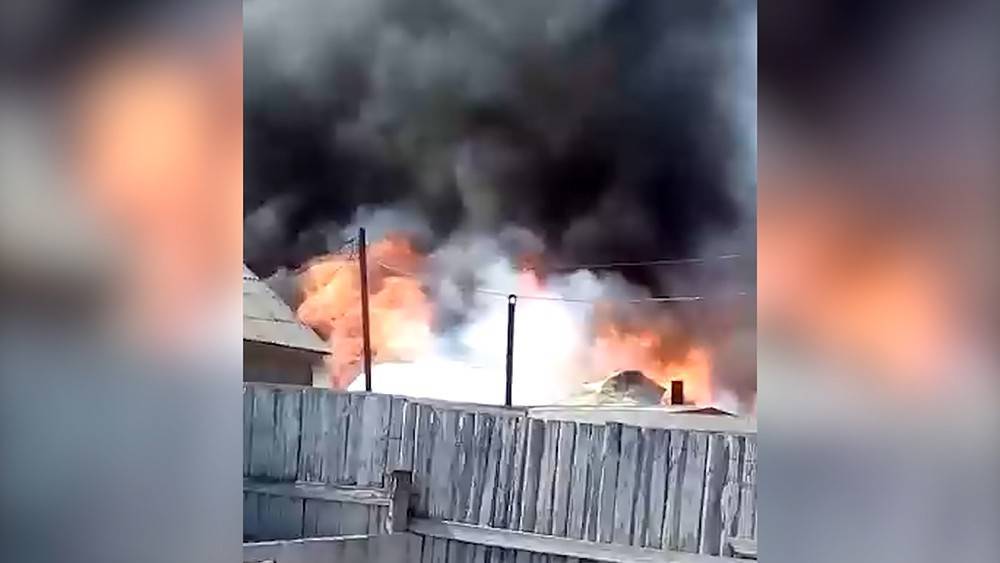 Огонь бушует в исправительной колонии под Екатеринбургом (видео)