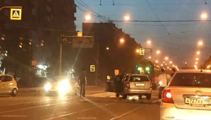 Кульбит легковушки после ДТП в Петербурге попал на видео