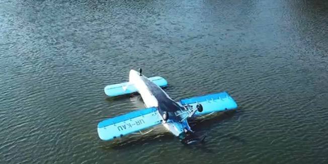 Видео: самолет Ан-2 вынужденно сел на воду в Киеве, пострадали три человека