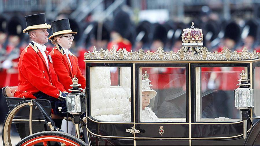 Елизавета II - принц Гарри - принц Чарльз - Меган Маркл - Тереза Мэй - герцог Уильям - герцогиня Камилла - Официальный день рождения Елизаветы II отметили парадом в Лондоне - iz.ru - Англия - Лондон