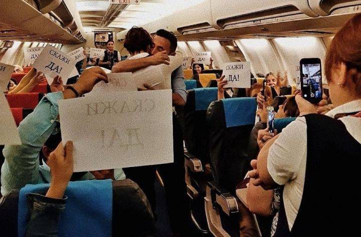 Пассажиры самолета в Воронеж летели как пара, а приземлились как жених и невеста