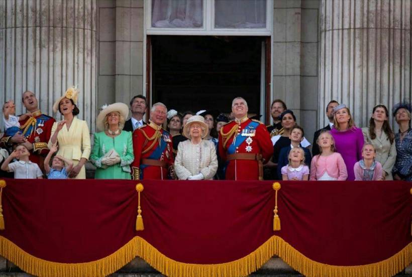 Принц Луи поприветствовал гостей в Букингемском дворце