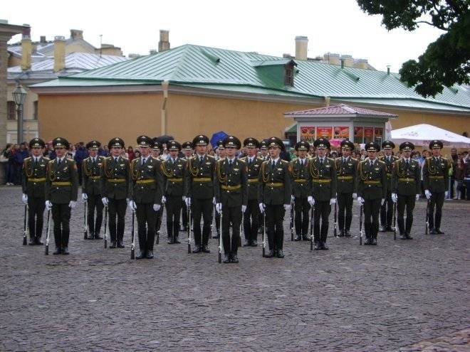 Военнослужащие ЗВО впервые в сезоне провели церемонию развода почетного караула