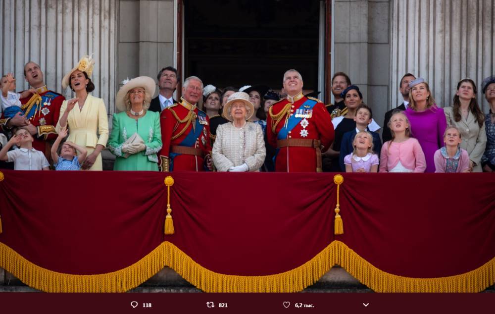 Елизавета II - принц Гарри - принц Чарльз - Меган Маркл - Тереза Мэй - герцог Уильям - герцогиня Камилла - Британцы отпраздновали официальный день рождения Елизаветы II военным парадом - inforeactor.ru - Англия - Лондон