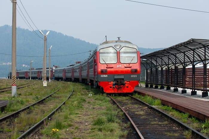 В Ростове под колесами поезда погиб пенсионер в наушниках