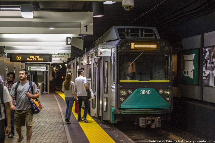 Поезд сошел с рельсов в бостонском метро: не менее 10 пострадавших