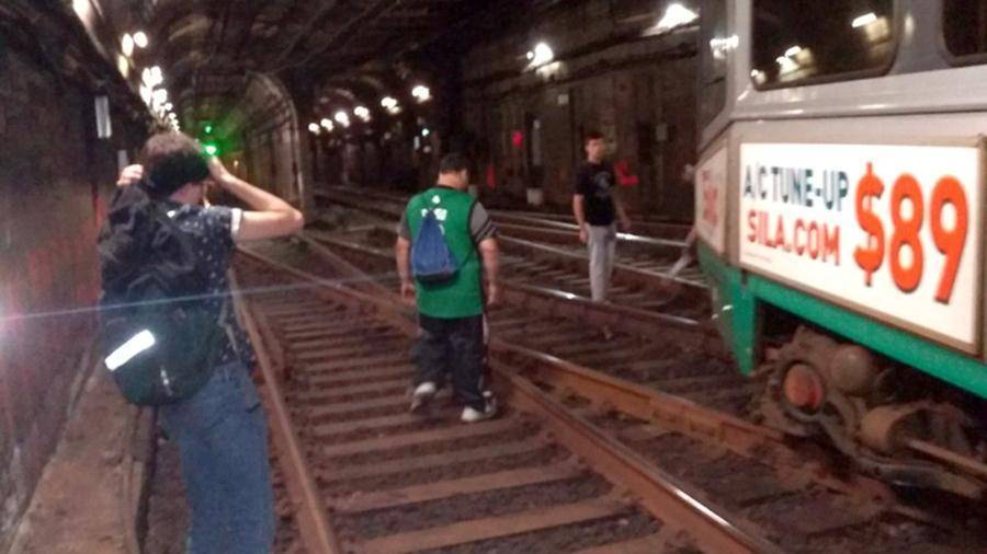 Поезд метро сошел с рельсов в Бостоне