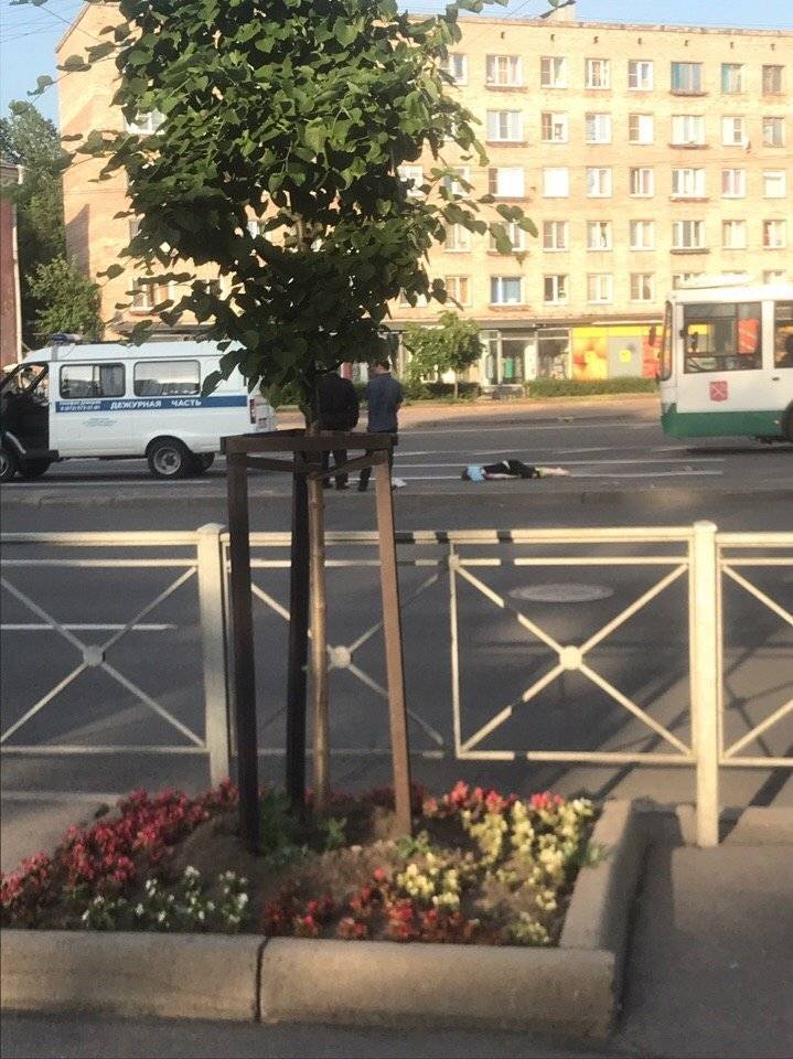 Погибла пассажирка мотоцикла, попавшая под колеса автомобиля в Петербурге