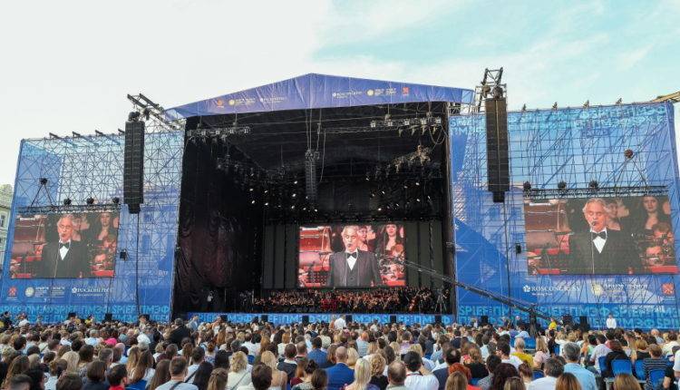 Рок и классика: ПМЭФ завершился концертом на Дворцовой площади