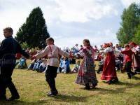 Более 300 человек встали в хоровод на фольклорном празднике "Троицкие гуляния"