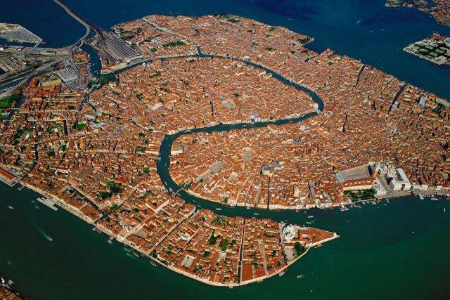 Жители Венеции провели акцию против захода круизных судов в лагуну