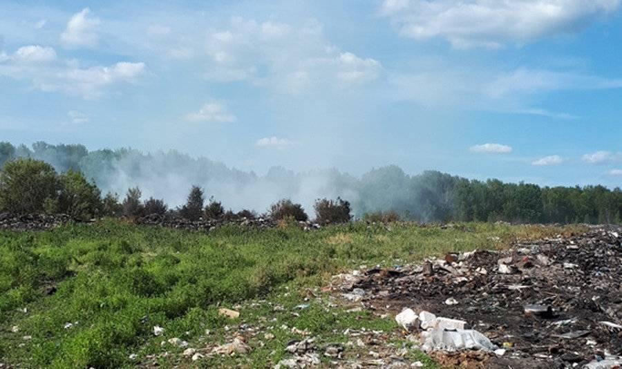 Возле Смоленской АЭС не могут потушить мусорный полигон