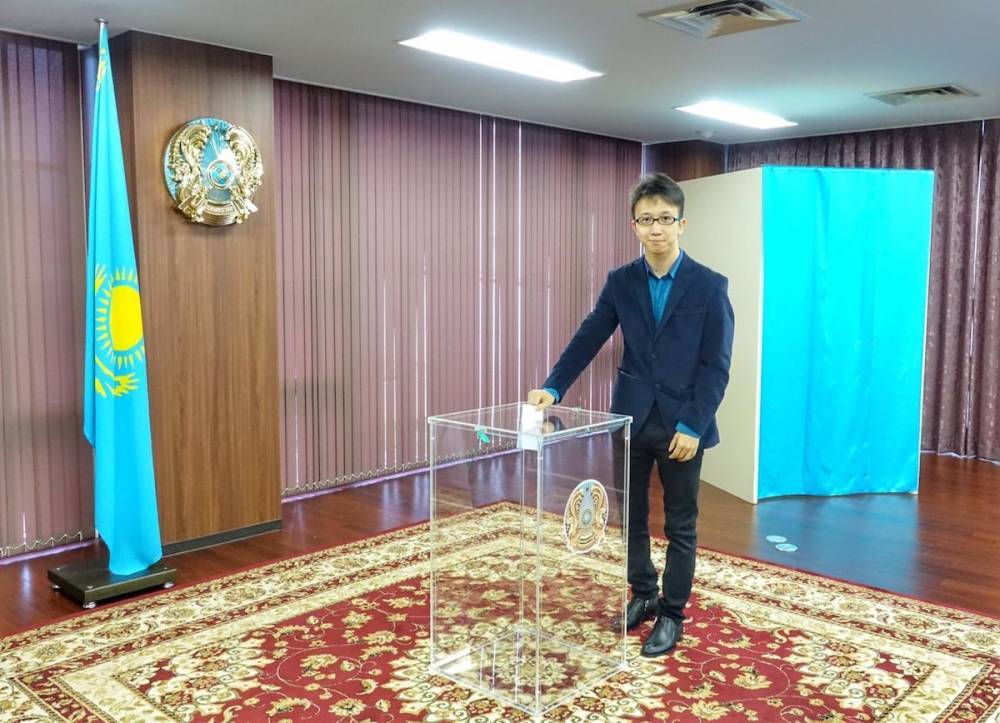 Стало известно, кто стал первым проголосовавшим казахстанцем (фото)